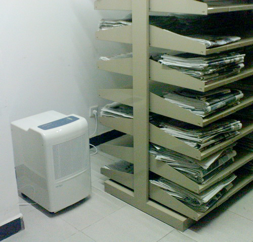 報紙架旁的除濕機