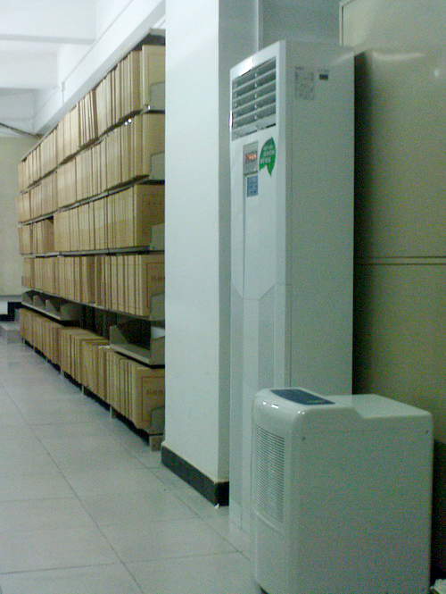 除濕機和空氣凈化器放置在檔案架邊