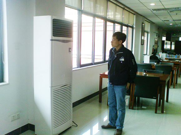 工作人員在現場調試查看除濕機