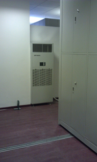 檔案柜邊放置的除濕機(jī)