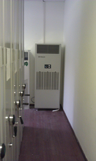 除濕機(jī)放在搞臂檔案柜的旁邊